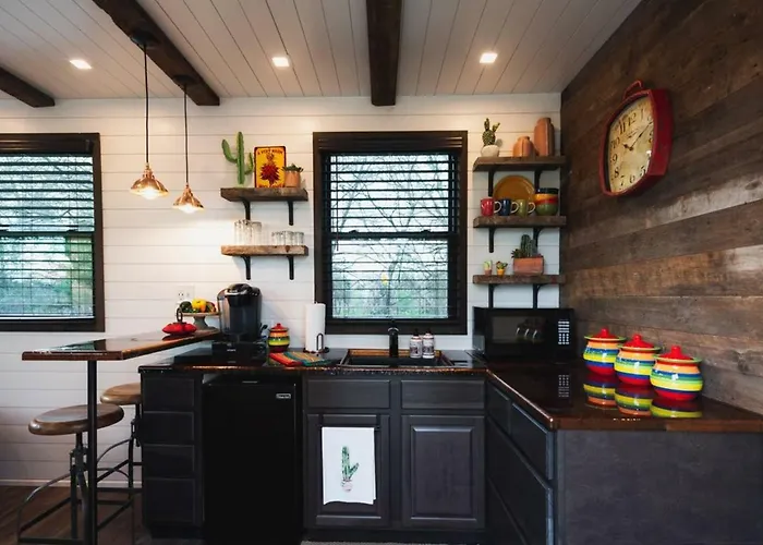Beautiful New Container Home 12 min. to Magnolia