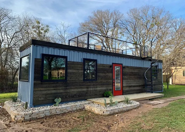 Beautiful New Container Home 12 min. to Magnolia